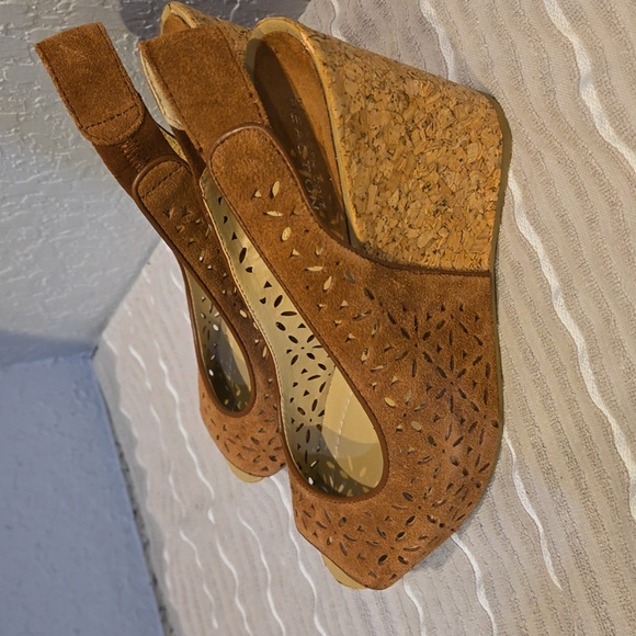 Kenneth Cole Reaction. Size 9. Brown heels - Picture 4 of 13